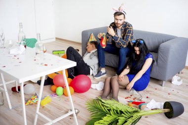 akşamdan sonra bir parti