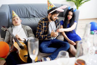 akşamdan sonra bir parti