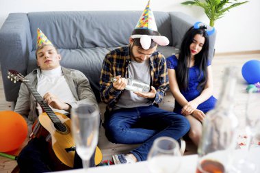 akşamdan sonra bir parti