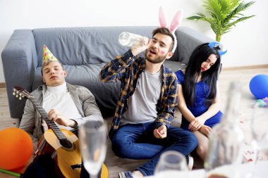 akşamdan sonra bir parti