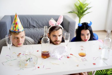 akşamdan sonra bir parti