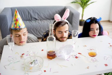 akşamdan sonra bir parti