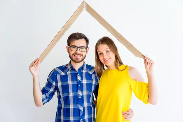 Familia mudándose a casa nueva — Foto de Stock