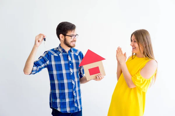 Famille déménageant dans une nouvelle maison — Photo