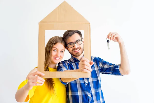 Famille déménageant dans une nouvelle maison — Photo