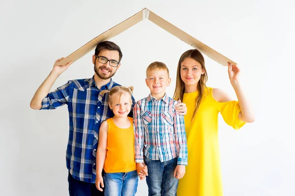 Familie zieht in neues Haus — Stockfoto