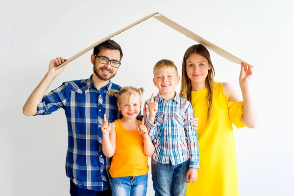 Familie zieht in neues Haus — Stockfoto