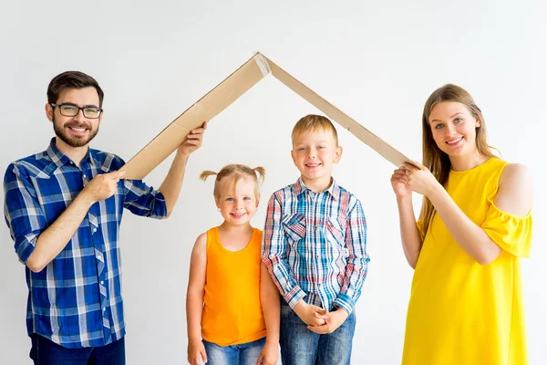 Familia mudándose a casa nueva —  Fotos de Stock