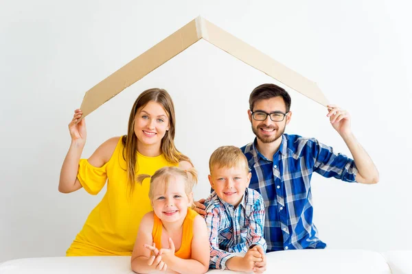 Family moving into new house — Stock Photo, Image