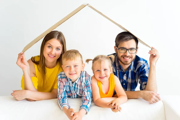 Família se mudando para uma nova casa — Fotografia de Stock