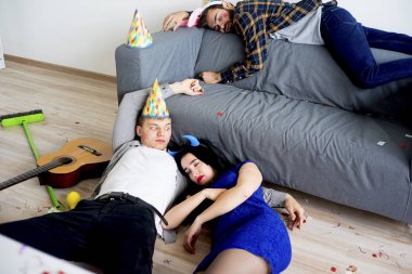 akşamdan sonra bir parti