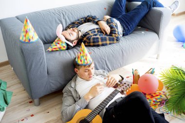 akşamdan sonra bir parti