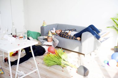 akşamdan sonra bir parti