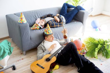 akşamdan sonra bir parti