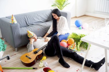 akşamdan sonra bir parti