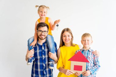 Aile yeni eve taşınıyor.