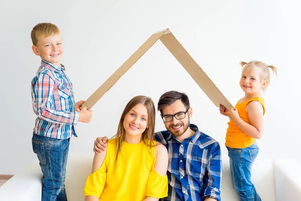 Familia mudándose a casa nueva —  Fotos de Stock