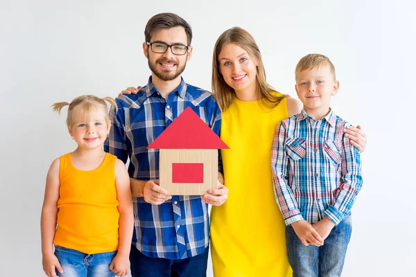 Famille déménageant dans une nouvelle maison — Photo