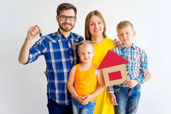 Famille déménageant dans une nouvelle maison — Photo