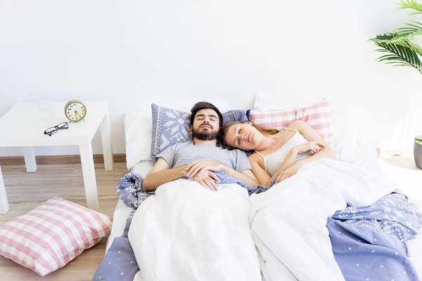 Пара проспала.
