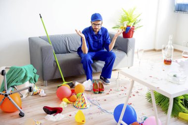 Kapıcı ortalığı Temizleme