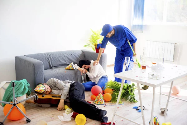 Kapıcı ortalığı Temizleme