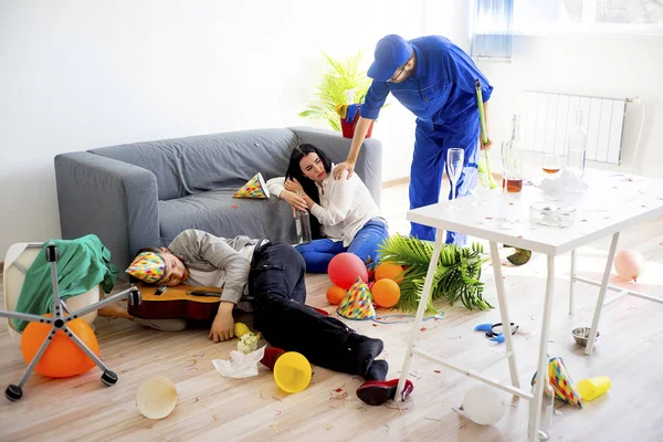 Kapıcı ortalığı Temizleme