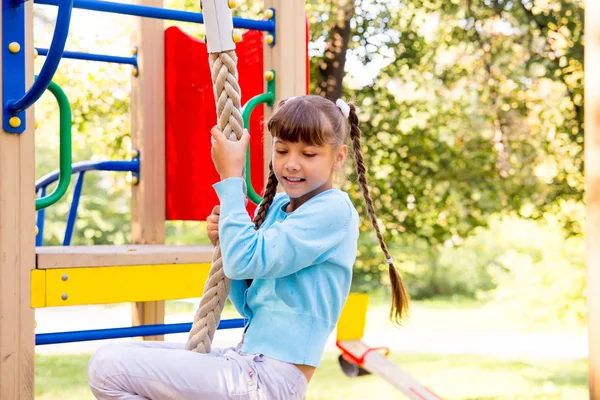 Niños en el parque infantil —  Fotos de Stock