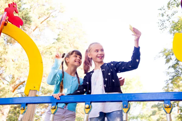 Crianças no parque infantil — Fotografia de Stock