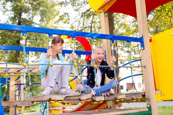 Niños en el parque infantil —  Fotos de Stock