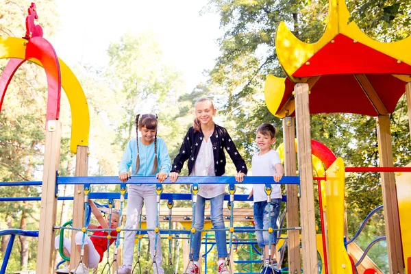 Niños en el parque infantil —  Fotos de Stock