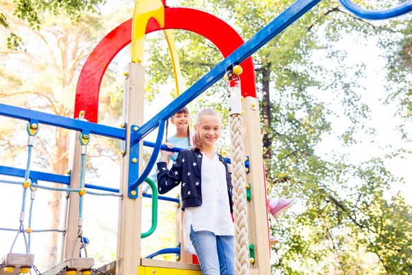 Kinder auf Spielplatz — Stockfoto