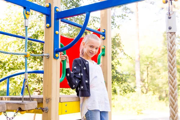 Kinder auf Spielplatz — Stockfoto