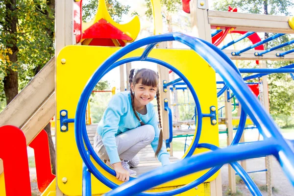 Niños en el parque infantil —  Fotos de Stock