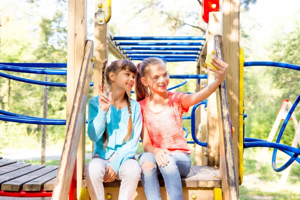 Niños en el parque infantil —  Fotos de Stock