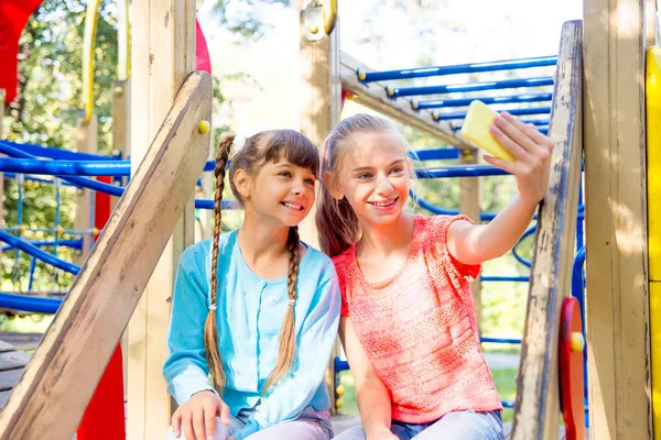 Niños en el parque infantil —  Fotos de Stock