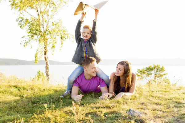 Família em um parque — Fotografia de Stock