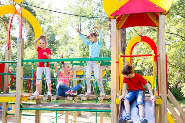 Crianças no parque infantil — Fotografia de Stock