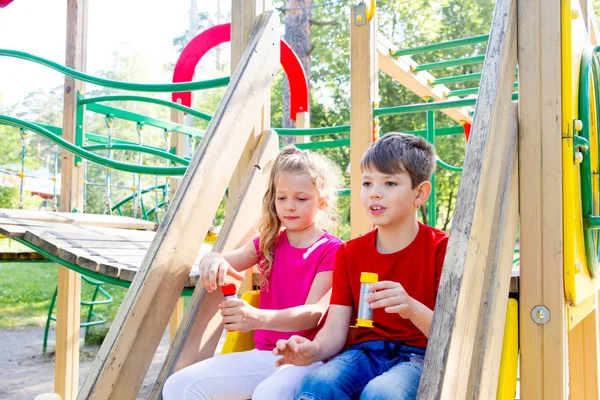 Kinder auf Spielplatz — Stockfoto
