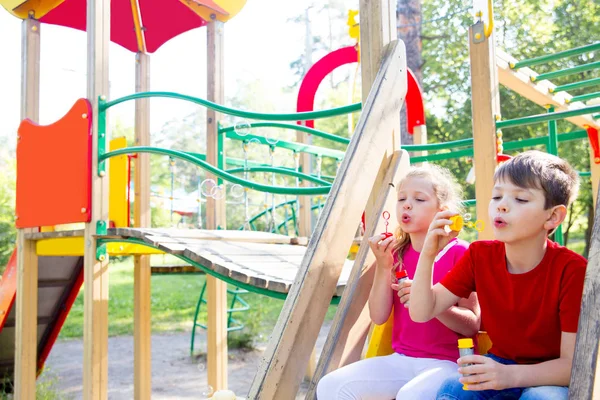 Kinder auf Spielplatz — Stockfoto
