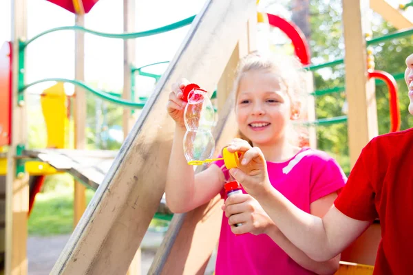 Niños en el parque infantil — Foto de Stock