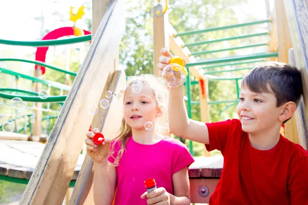 Niños en el parque infantil — Foto de Stock