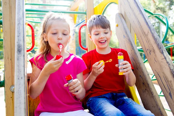 Kinder auf Spielplatz — Stockfoto