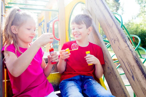 Kinder auf Spielplatz — Stockfoto