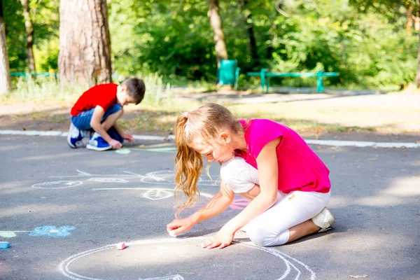 Niños en el parque infantil — Foto de Stock