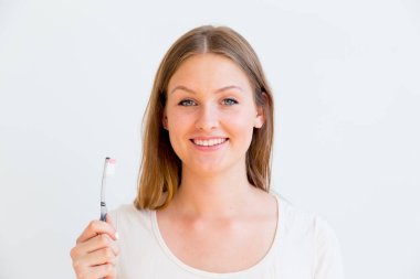 Kız Dişlerini fırçalıyor