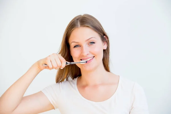 Chica está cepillándose los dientes — Foto de Stock