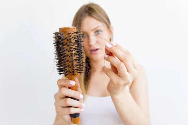 Žena vysušuje a styly vlasy — Stock fotografie