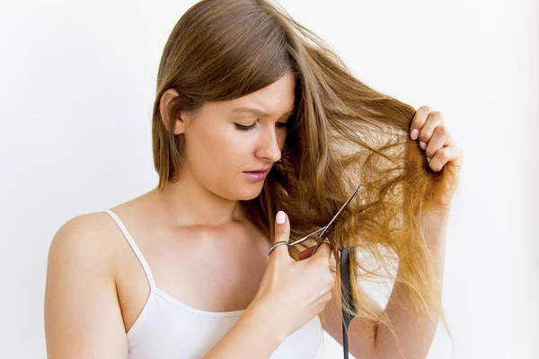 Žena vysušuje a styly vlasy — Stock fotografie