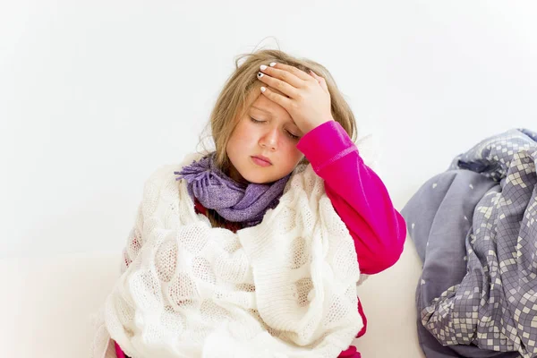 Menina com gripe — Fotografia de Stock